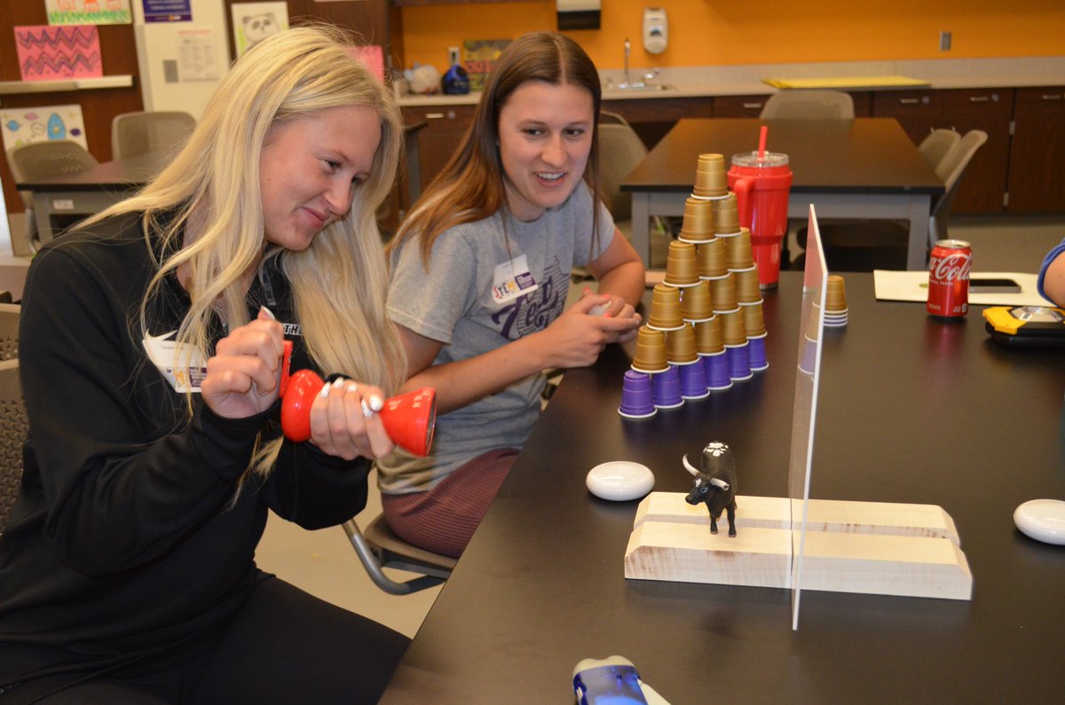 Had a great time diving into STEM at the elementary level at the Elementary STEM Expo held last Saturday at @COE_UNI. More to come with another session for pre-service teachers on the Urban Campus @DMACC on 4/27. Still time to register! bit.ly/ElementarySTEM…