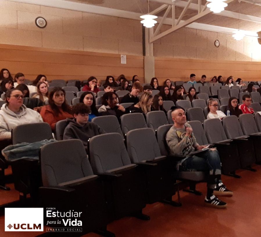 TSCuenca's tweet photo. La red de universitarios por la #Paz en #Palestina, en un acto en el que participan más de 40 universidades españolas, ha permitido escuchar a Francesca Albanese, relatora de las Naciones Unidas sobre Palestina que afirma  que la situación actual en Palestina es de genocidio. https://t.co/CIh0rfb4x5