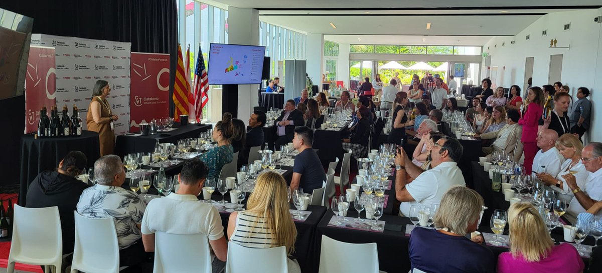 🔝L’empresària i importadora de vins Núria Garrote, des de 2010 als 🇺🇸, ha dirigit una master class de #vicatalà 

🍷Una aproximació a les particularitats i varietats dels #CatalanWines, però també del territori i el paisatge de Catalunya que els defineix
#CatalanFood  #CFSMiami