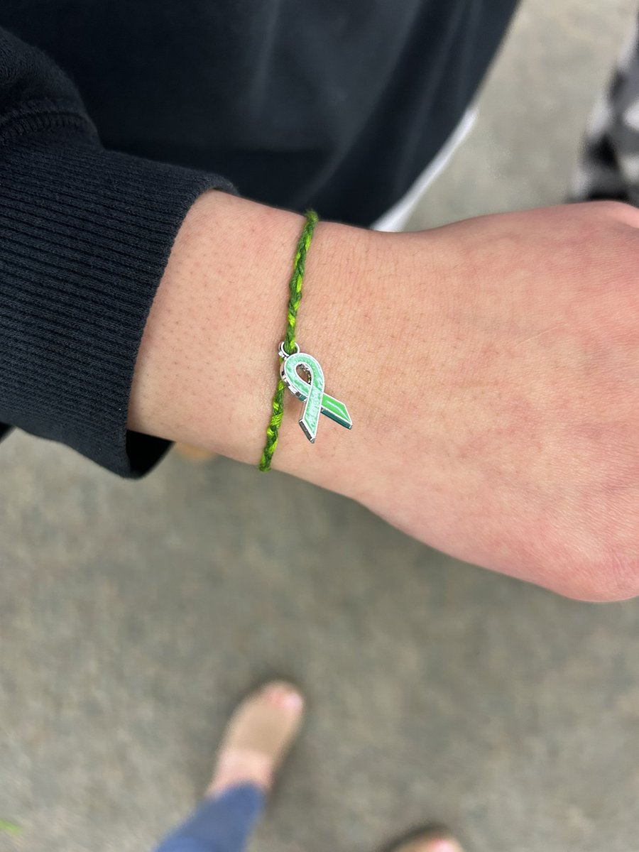 MeganVoitik's tweet photo. Great day making friendship bracelets to end the stigma, reminding students that mental health matters 💚 thanks to all who helped make it possible! https://t.co/uFBRI71wx4