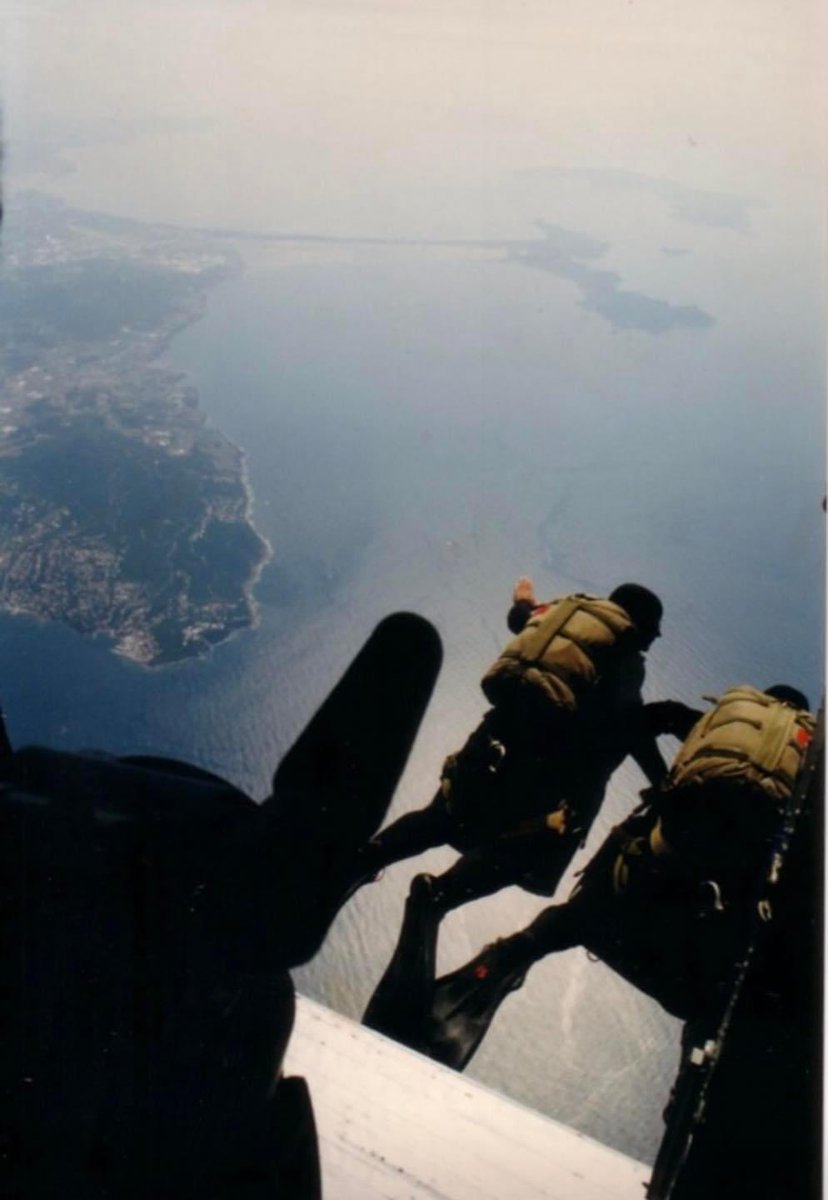 Esuipiers du commando Hubert durant un tarpon, saut en parachute à la mer, dans les environs de Toulon durant les années 2000 🔱🇫🇷 #COS #CommandoMarine #ForcesSpécialesFrançaises