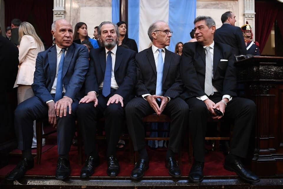 907_lr's tweet photo. LA CORTE SUPREMA RECHAZÓ EL PEDIDO DE QUINTELA EN CONTRA DEL DNU
https://t.co/IIpqjwta6h https://t.co/3aqMoLxzeY