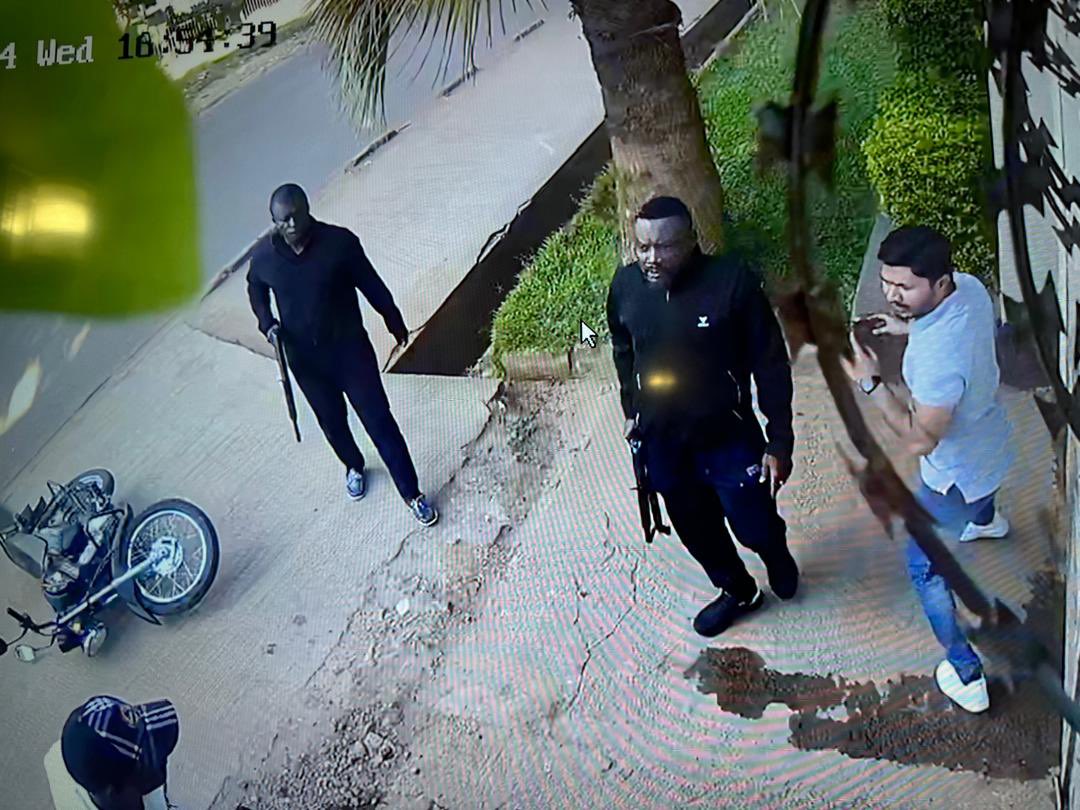 EL_NobleE's tweet photo. Situation d'insécurité à Lubumbashi. 

Deux individus indiens ont été violemment agressés en plein jour, vers 16h et 17h, sur la route Biayi-Kalumbwe. 

Cette attaque rappelle cruellement la menace constante qui pèse sur la population locale, générant ainsi un sentiment de désespoir et de vulnérabilité généralisé.

@GouvernementHK @JacquesKyabula @comgenpnc