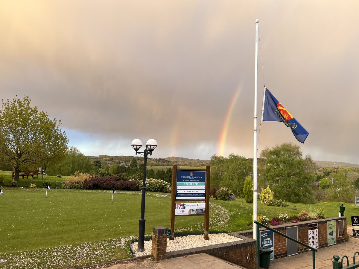 Beautiful night for golf,  <a href="/CandBGolfClub/">C&BGC</a> is looking amazing and Ruby even made an appearance 😃❤️🌈🏌🏼‍♂️⛳️
#TwilightGolf #RainbowBridge