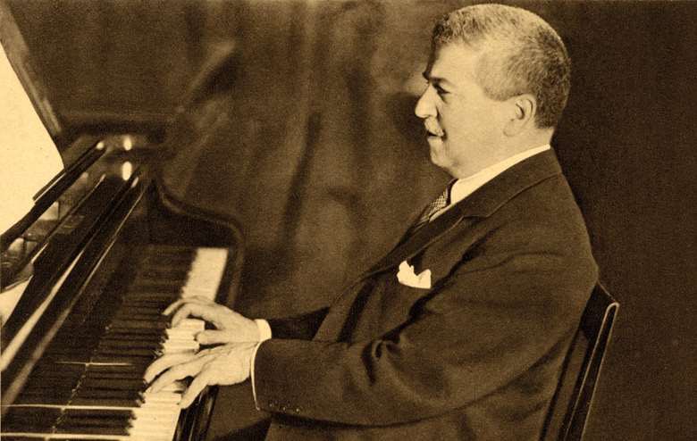 The great Austrian pianist Artur Schnabel (1882 – 1951) who recorded the first set of the complete Beethoven sonatas, was born on this day. '𝐈 𝐝𝐨𝐧'𝐭 𝐭𝐡𝐢𝐧𝐤 𝐈 𝐡𝐚𝐧𝐝𝐥𝐞 𝐭𝐡𝐞 𝐧𝐨𝐭𝐞𝐬 𝐦𝐮𝐜𝐡 𝐝𝐢𝐟𝐟𝐞𝐫𝐞𝐧𝐭𝐥𝐲 𝐟𝐫𝐨𝐦 𝐨𝐭𝐡𝐞𝐫 𝐩𝐢𝐚𝐧𝐢𝐬𝐭𝐬. 𝐁𝐮𝐭…