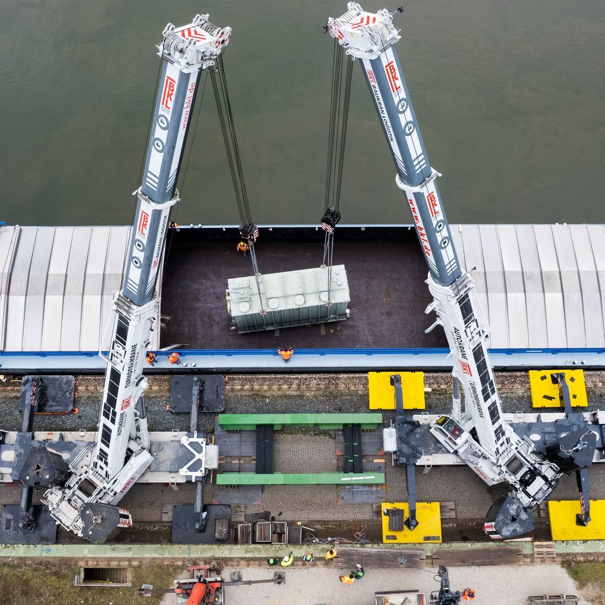 It takes a pair of expert crane operators to pull off a tandem lift like this! This crew is working together to offload this 150-tonne transformer from a barge. 📷 cranepedia #HeavyLifting #Cranes #WireRope #Rigging