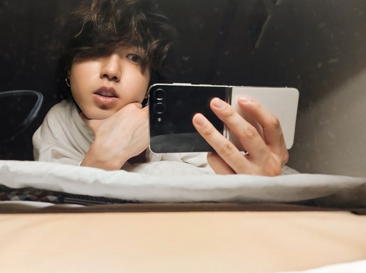 chanlixsgirl's tweet photo. I CRYING jisung’s new pics are the cutest thing ever…. his bare face with his long fluffy curls and big boba eyes peeking with that ❔above his head, WHY IS HE SO HAMSTER CODED MY HEART IS SO SOFT FOR HIM😭😭😭 https://t.co/8iGIOPWPrJ