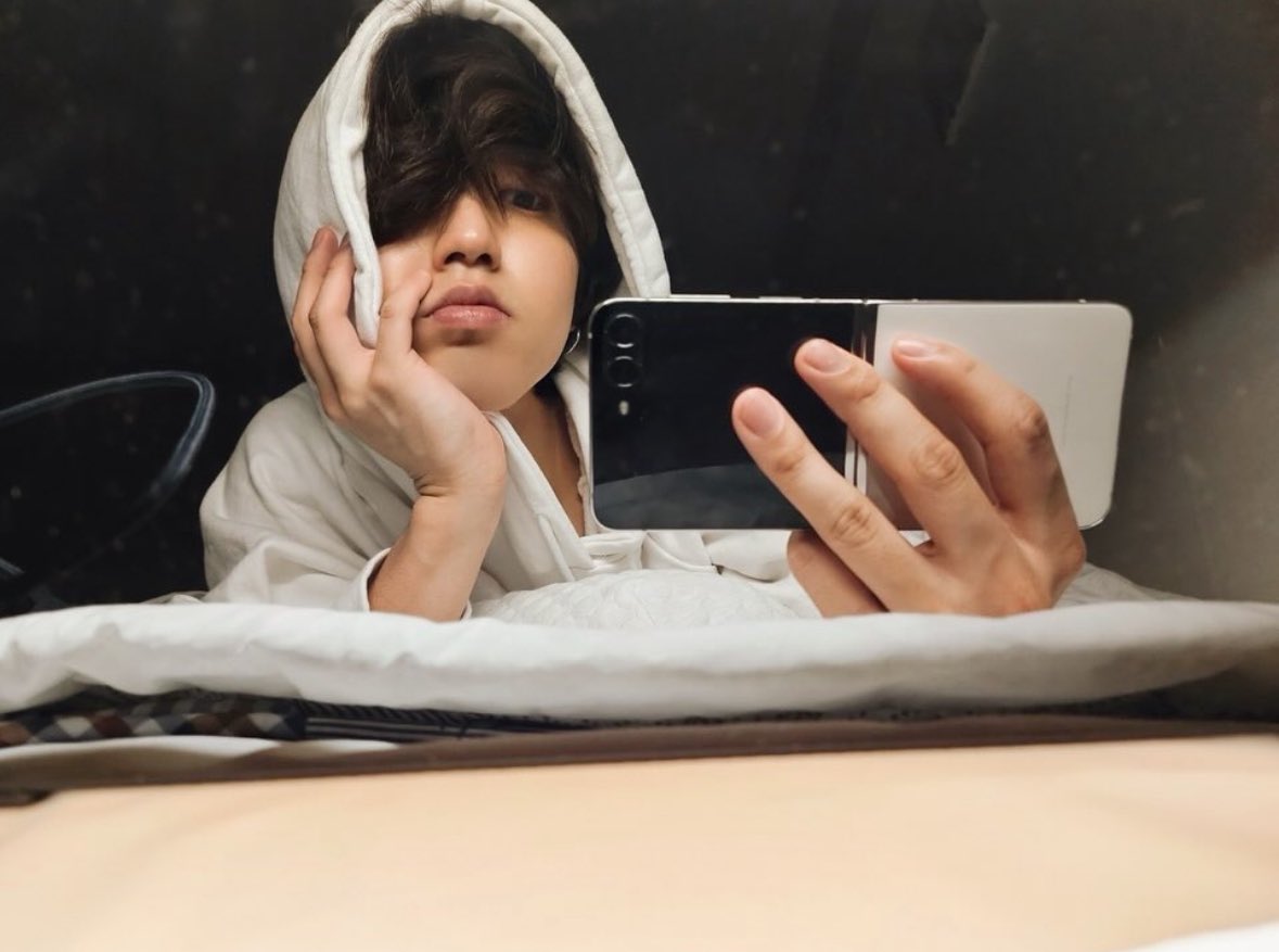 chanlixsgirl's tweet photo. I CRYING jisung’s new pics are the cutest thing ever…. his bare face with his long fluffy curls and big boba eyes peeking with that ❔above his head, WHY IS HE SO HAMSTER CODED MY HEART IS SO SOFT FOR HIM😭😭😭 https://t.co/8iGIOPWPrJ