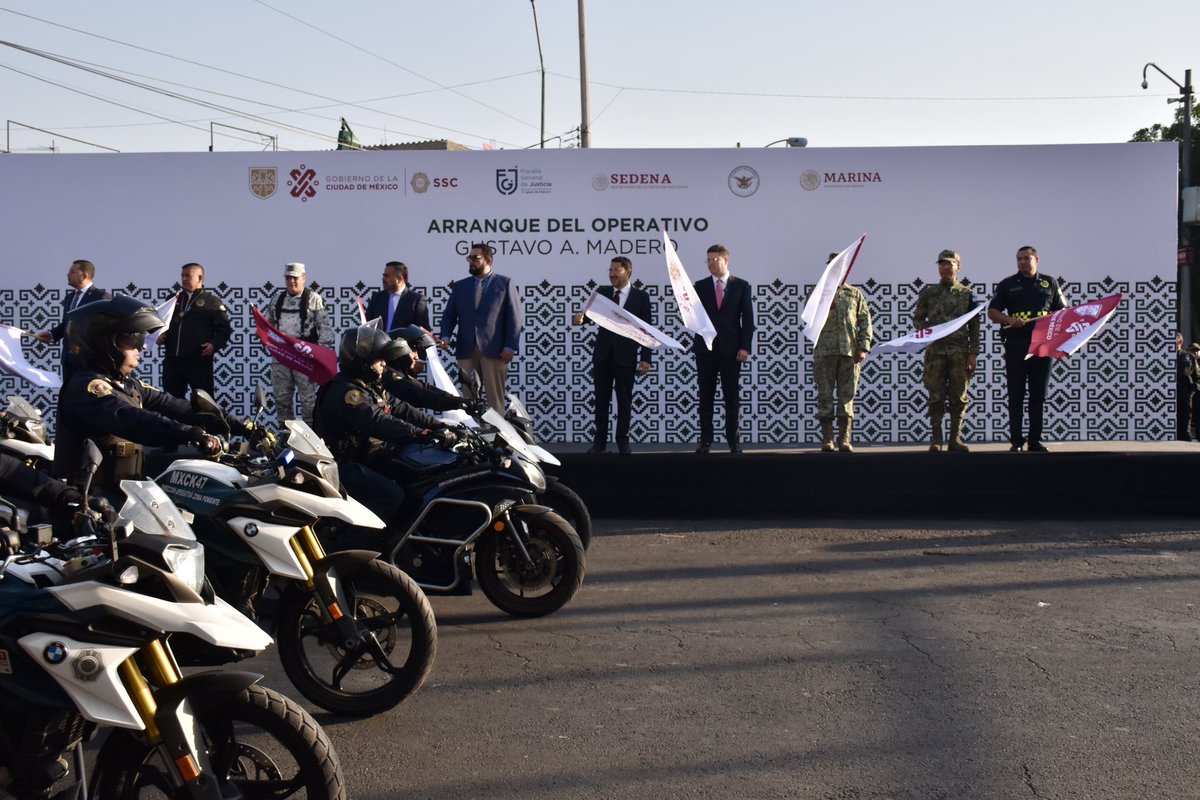 Esta mañana, el #JefeDeGobierno, @martibatres, acompañado del titular de la @SSC_CDMX, @PabloVazC, pusieron en marcha el Operativo Gustavo A. Madero, donde a través de 3 mil 642 elementos en campo, se garantizará la seguridad de los habitantes de 17 colonias de esta demarcación.