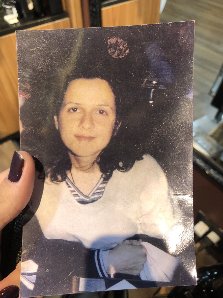 Este senhor está à porcura de sua filha. Sao 23 anos sem contato e ha 3 anos ele viu a filha subindo em um ônibus, na Olegario Maciel, e desde entao ele sai todos os dias da sua casa em Botafogo para tentar encontrar a filha no mesmo ponto de onibus que a viu ha 3 anos atrás...