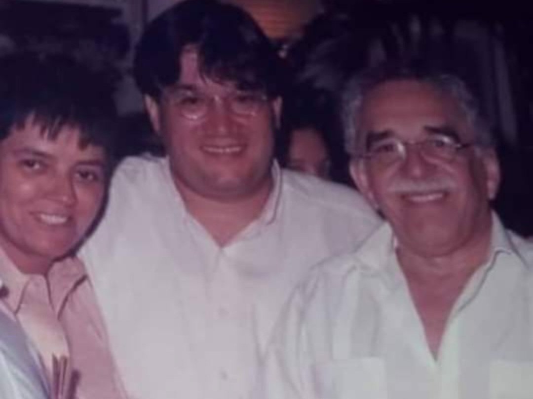 CiudadPaz_co's tweet photo. #InMemorian | Hoy, hace diez años, falleció Gabriel García Márquez.
En la foto, el Nobel con Jaime Abello Banfi (@JaimeAbello) y Carmen Peña Visbal (@Cpenavisbal ). https://t.co/zXxtobMwnx
