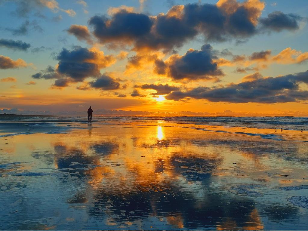 ......daar sta je dan.......🫶
#Ameland #waddendiamant #spiegeling #eilandleven #elkedaganders #genieten ❣️