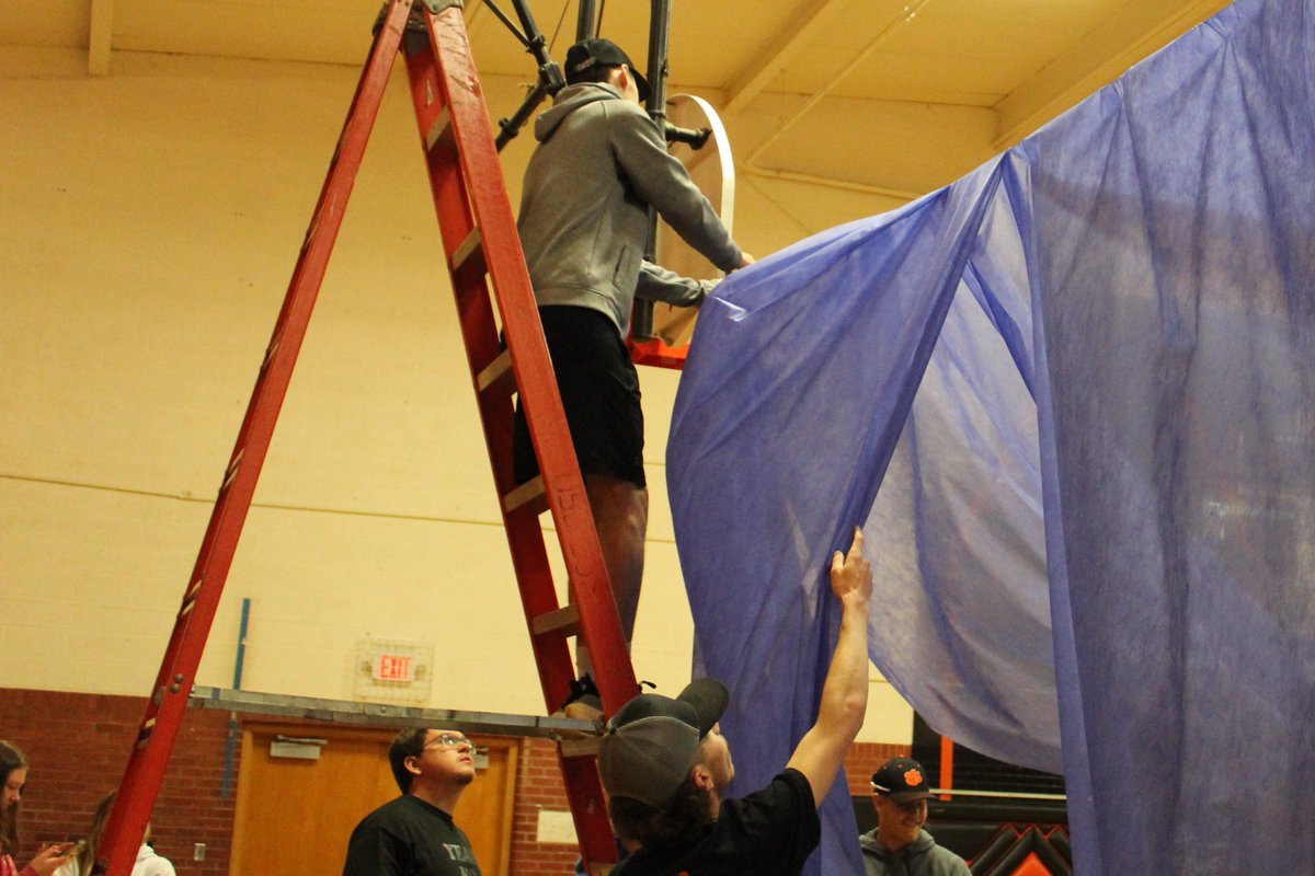 hhs_multimedia's tweet photo. Every year in preparation for prom the junior class decorates. This ensures students can make their prom unique and their own. This also allows the students who will be graduating together to come together to work on a project that means a lot to them and that they'll remember. https://t.co/CZwsu33Vx1