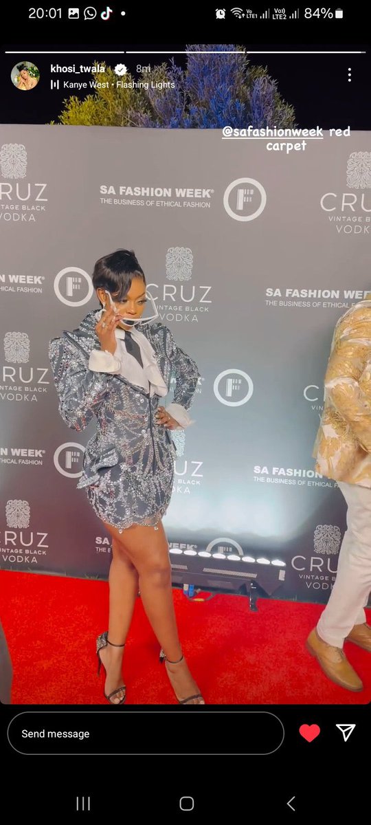 ZamahlubiVkr's tweet photo. Not Khosi bringing a sword to a knife fight 🤣🤣🤣My fave ate and left no crumbs here 🔥 🔥🔥🔥Beautiful Khosi Twala ❤️😍

KHOSI TWALA X MUFFINEERS 
KHOFFEE WITH KHOSI TOP 2
#KhosiTwala https://t.co/4aVBbd1EEk