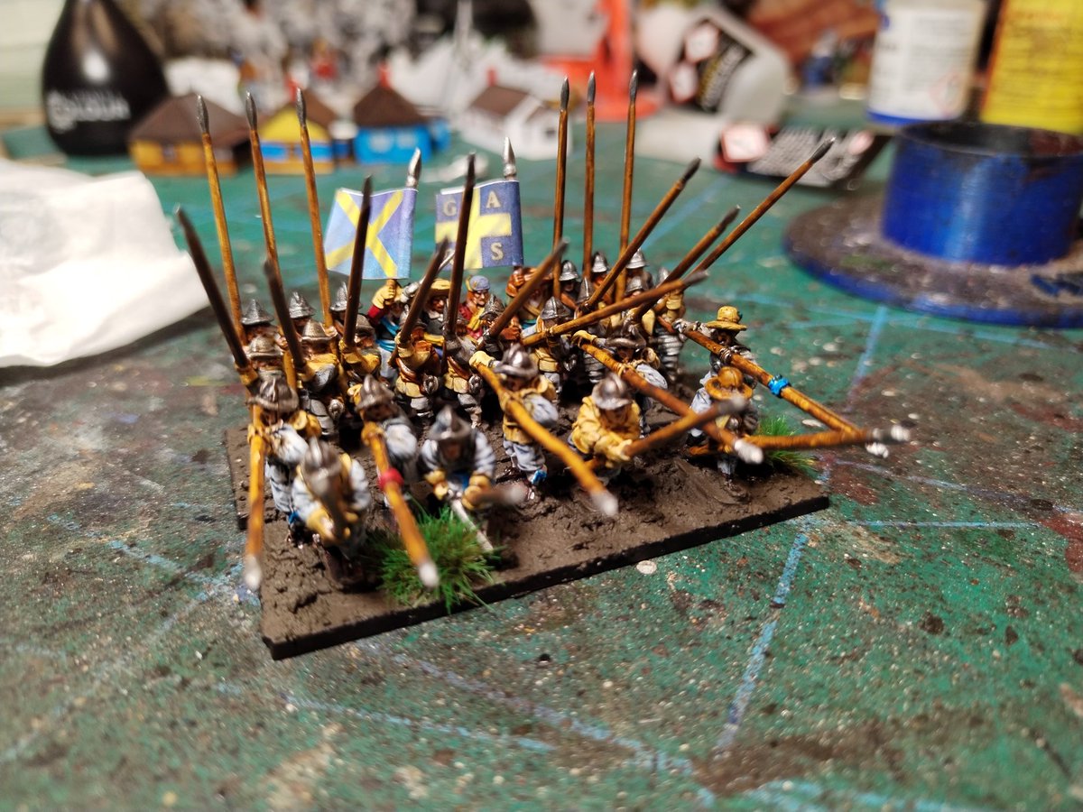 Its still just a WIP, but I thinks these @warlordgames and Peterpig Pikemen works together really well and at the end are SUPER LIT. 🔥 - #historicalwargame #paintingminiatures #wargame #wargames #wargaming #paintingwarlord #pikeandshotte #epicpikeandshotte #pikemanslament