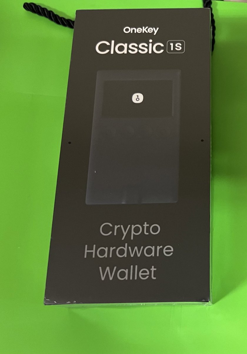 Muallimin_biri's tweet photo. 📍 #Çekiliş 

📌 1 kişiye OneKey soğuk cüzdan hediye  

Koşullar :

▸ @OneKeyHQ 

▸ @Muallimin_biri takip et.

▸ Bu posta Like-RT at.

📍@lwcrypto34 'ya teşekkürler hediye için 💚

📌 Soğuk cüzdanlar bildiğiniz üzere internete bağlı olmadan özel anahtarları saklar ve bu depolama özelliği sayesinde çevrimiçi saldırılara karşı sizlere güvenli bir ortam sağlar.   

📌 Soğuk cüzdanlardan biri olan @OneKeyHQ 
✅Coinbase'in yatırım yaptığı tek donanım cüzdanı.
✅Ribbit, Framework, Dragonfly, IOSG, Sky9, Folius ve Ethereal gibi yatırımcılardan $20 milyon yatırım aldı.
✅Şu anda cüzdan 1000'den fazla farklı kripto para birimini destekliyor.

📌 OneKey'in diğer soğuk cüzdanlara (Ledger, Trezor) göre bazı avantajları şunlardır:

- Açık kaynaklı: OneKey'in açık kaynaklı cüzdanı birden fazla platformu kapsıyor ve 35'ten fazla yeni özellik sunacak şekilde ayarlanmış olup, kapsamlı, çoklu platform destekli bir cüzdan olarak statüsünü sağlamlaştırıyor. 

- Daha geniş ağ desteği: OneKeyWallet, Ledger ve Trezor'dan daha geniş bir kripto ağını desteklemektedir.

- Daha uygun fiyatlı: OneKeyWallet, Ledger ve Trezor'a göre daha uygun fiyatlıdır.

Bol Şans💙