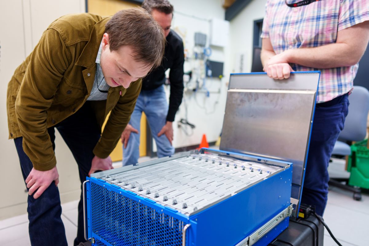 SandiaLabs's tweet photo. Biggest brain-based computer in the world arrives at Sandia 🧠 Researchers will use @Intel’s Hala Point system to advance neuromorphic computing on a large scale, opening the door for smarter soldier gear and rapid medical responses ➡️ https://t.co/6qkPDkggpJ https://t.co/SRflGOGhn6
