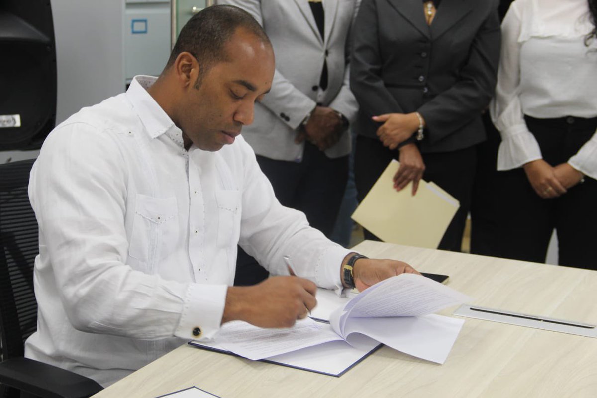 En un esfuerzo por fortalecer el bienestar de las familias dominicanas, el Programa Comunidad Segura y el Consejo Nacional de Población y Familia <a href="/conapofard/">ConapofaRD</a> han firmado un convenio con el objetivo de unificar esfuerzos para desarrollar programas y proyectos sociales.