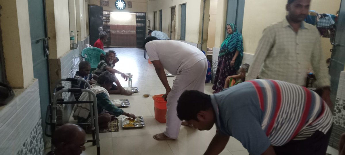 Loving Sairam..
With the Blessings of Sri Sathya Sai Baba, on the day of Sankranti, brothers from Katapali B.M. of Bargarh District perform Narayan Seva at the Briddhashram near the Private Bus stand in Bargarh, serving lunch to the inmates on 14.04.2024.
#Bargarh 
-Media Team