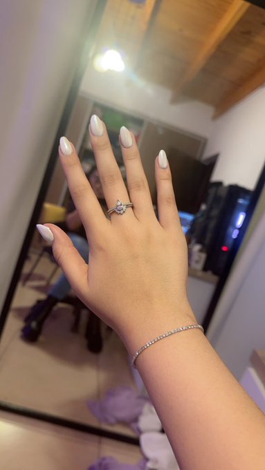 Buenos tardesss, como est&aacute;n? Ayer me arregl&eacute; las u&ntilde;as, les gustan? 🥰 https://t.co/b1xE1RbIng<a href="/tag/vctgamechangers"class="tags"><span>#vctgamechangers</span></a>