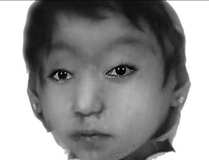 yohaliresendiz's tweet photo. Querida “Ángela” aún sigo buscando a tu familia… ¿la reconoces? 

La primera foto de izquierda a derecha es el rostro que compartió irresponsablemente a los medios de comunicación, la @FiscaliaCDMX (en el 2015) para que la sociedad pudiera reconocer a la pequeña que había sido encontrada sin vida dentro de una maleta en la Col. Juárez #CDMX

Luego de iniciar mi investigación del caso logré obtener la foto del rostro real de la pequeña (segunda foto de izquierda a derecha) que nada tiene que ver en características físicas por el retrato compartido por las autoridades. 

Hasta hoy mi conclusión es que nadie reconoció a la menor porque la Fiscalía en CDMX compartió un rostro que nadie pudo reconocer y que la autoridad a pesar de que lo señalé, jamás quiso enmendar el error. 

Sin embargo, a 9 años, continuó buscando pistas sobre la pequeña “Ángela” 

Si tienes información escríbeme a periodismoatodaprueba@gmail.com 

Aquí la actualización del caso a 9 años
con @PamCerdeira 
⬇️

https://t.co/PmaHMm9xNf