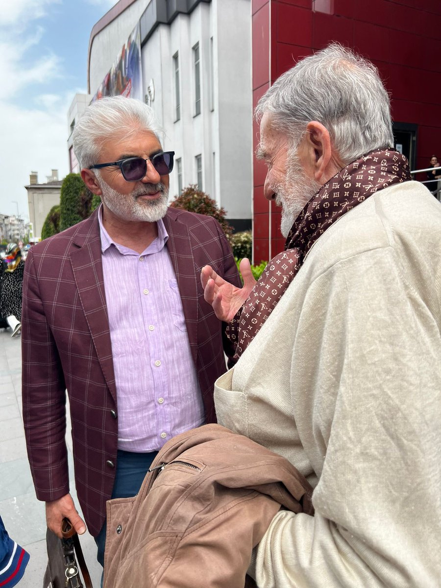 Ahmet Mekin, belediyecilik hizmetlerine de emek harcadığı memleketi Küçükçekmece’de, onuruna açtığımız sergiyi ziyaret etti.
#ahmetmekin #selviboylumalyazmalım #sinema #sergi #küçükçekmecebelediyesi #i̇stanbul