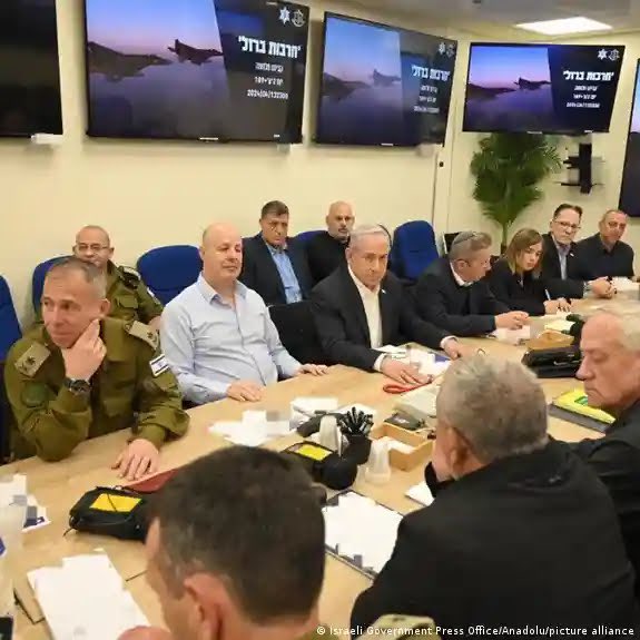 ￼ Solo una mujer entre los hombres de la guerra. Al frente del gabinete, Benjamín Netanyahu.