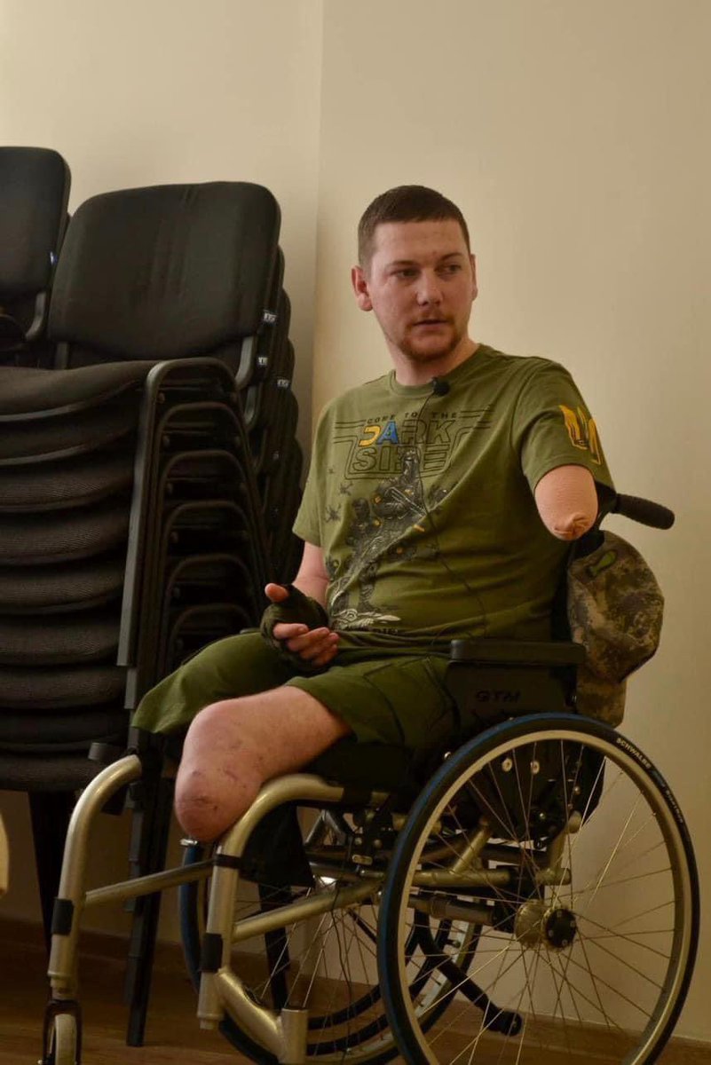 マックス🇺🇦

両足と片腕を失った彼は
現在Litayプロジェクトを通じて
片手でドローンを操縦し、
戦地に戻ることを目指す。

このプログラムでは
ロシアの攻撃を受けて重傷を
負った30人の帰還兵が
リハビリを受け、FPVドローンをマスターしている。