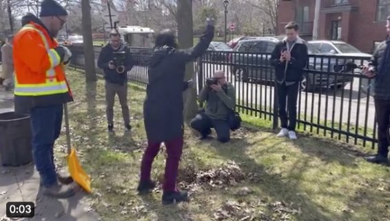JeanMarcThibo1's tweet photo. @Val_Plante J’adore cette photo.  @Val_Plante qui fait semblant de travailler devant les photographes et les cols bleus qui regardent. @projetmontreal https://t.co/xs444gQ7vG