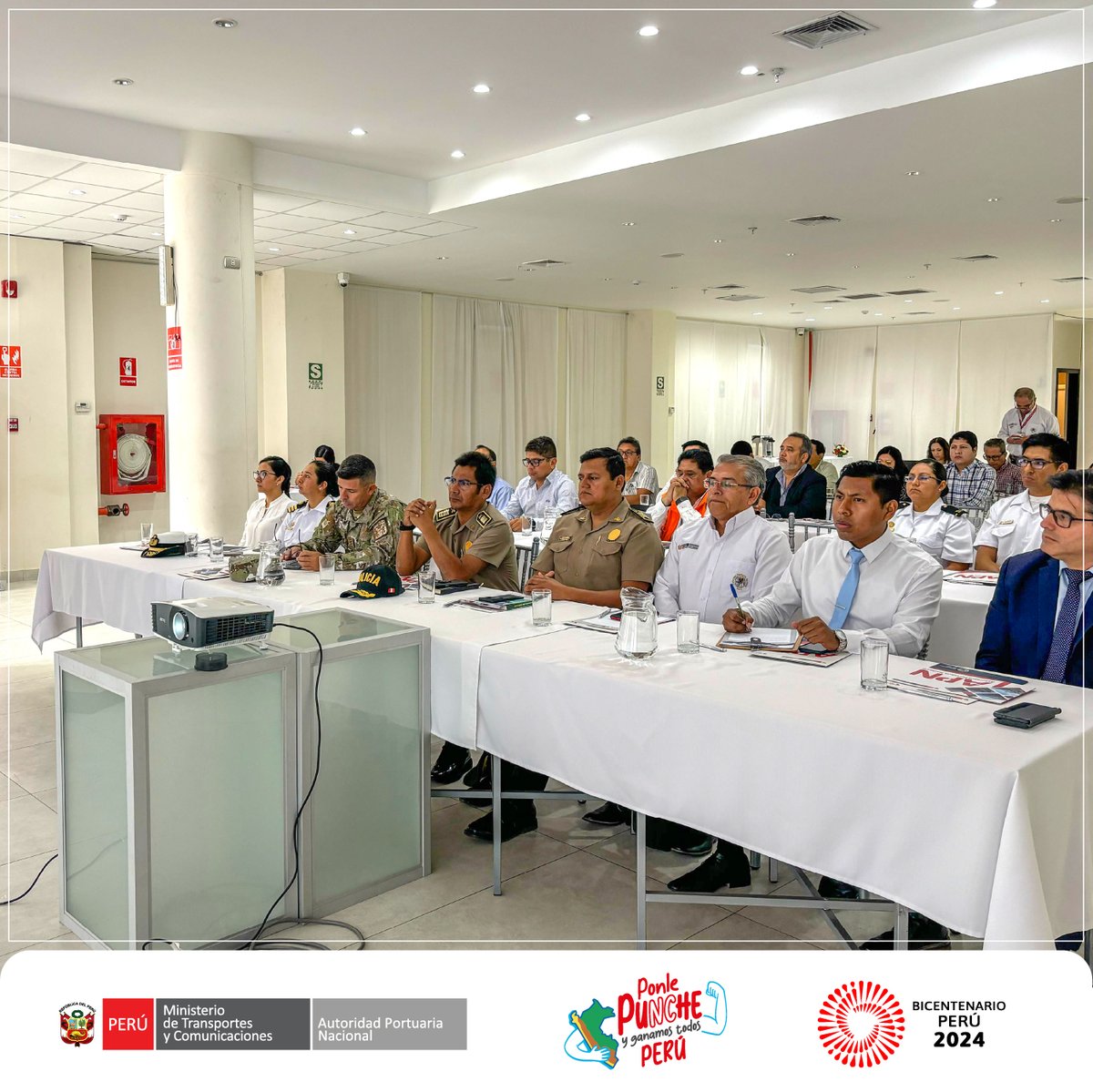 APN_PuertosPeru's tweet image. 👷 #Ilo | La #APN viene desarrollando el Foro Taller Regional PBIP y Seguridad - llo 2024, evento que reúne a los Oficiales de Protección de las Instalaciones Portuarias #OPIP, responsables de la seguridad portuaria y autoridades competentes de la localidad.