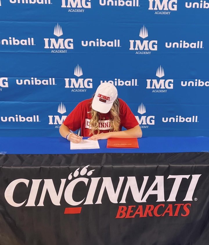 amandamack2024's tweet photo. βπ»βπ»officially a bearcat!!!!πΎπΎ
#12 #imgacademy #volleyball #signingday #bearcatvb @GoBearcatsVB @IMGAVolleyball @IMGAcademy https://t.co/hxMwPfEZkg