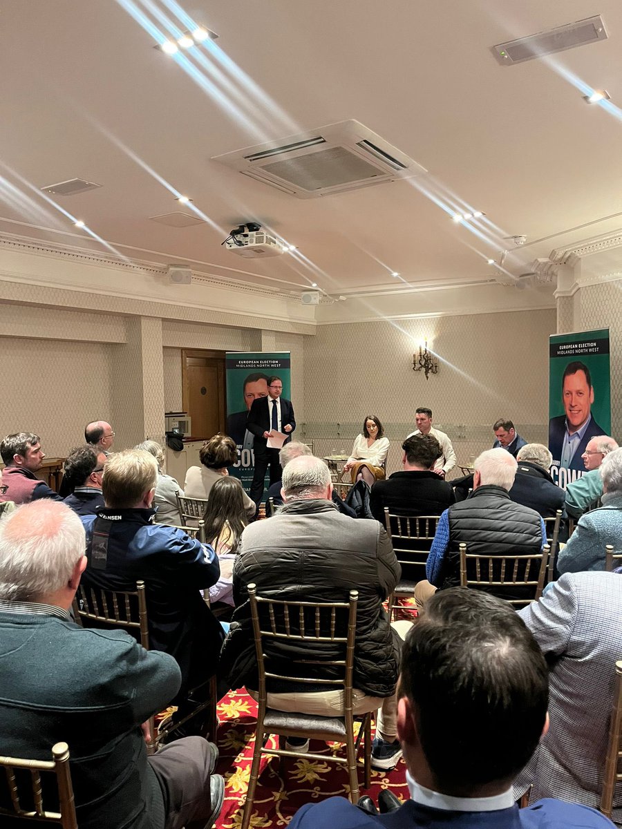 Underway here with a great turnout at Lawlors Hotel in Naas for my “Why Europe Matters” 🇪🇺 public meeting 👏👏