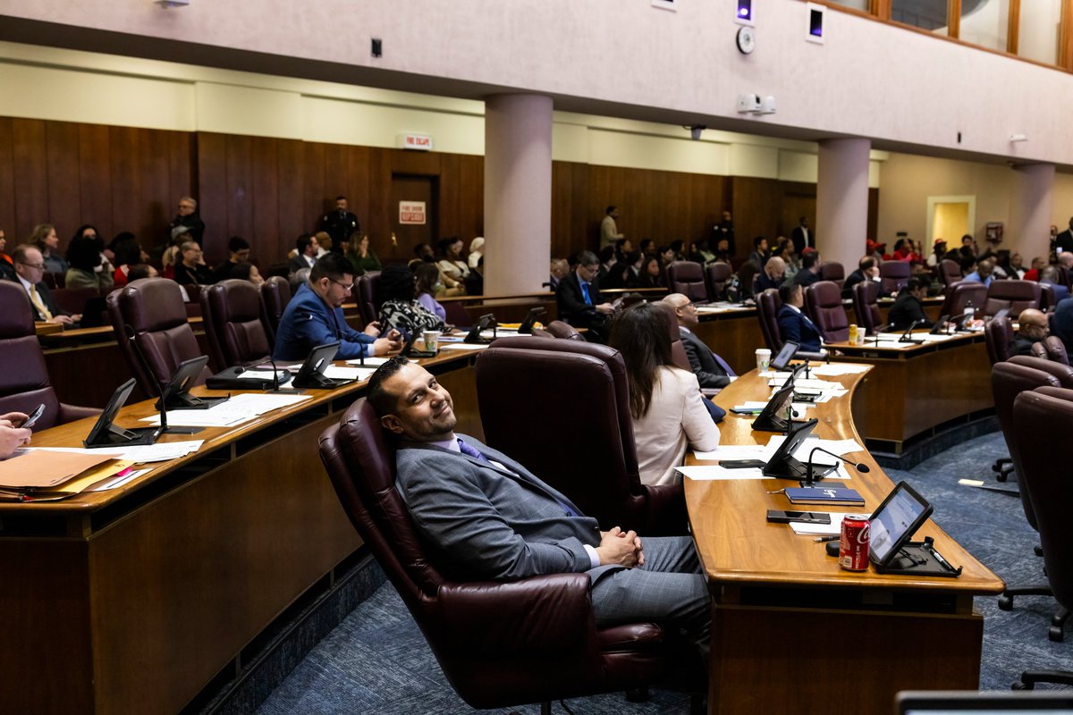 It's Chicago City Council meeting day! Council punts on migrant funding, $1.25 billion bond issue chicago.suntimes.com/city-hall/2024… by @fspielman