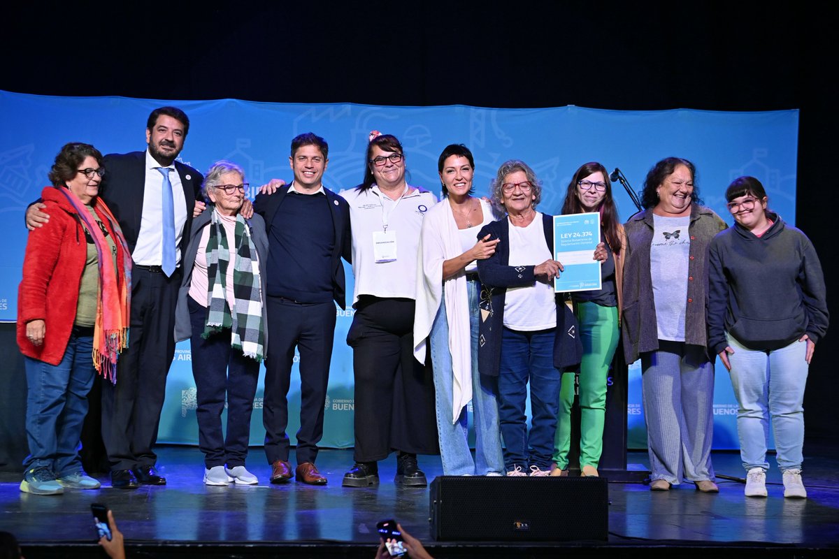 También entregamos 320 escrituras para que más vecinos tengan seguridad jurídica sobre sus viviendas. Para muchas familias, la solución que brinda el mercado es inaccesible. La respuesta a esa desigualdad es un Estado que garantice este derecho fundamental.