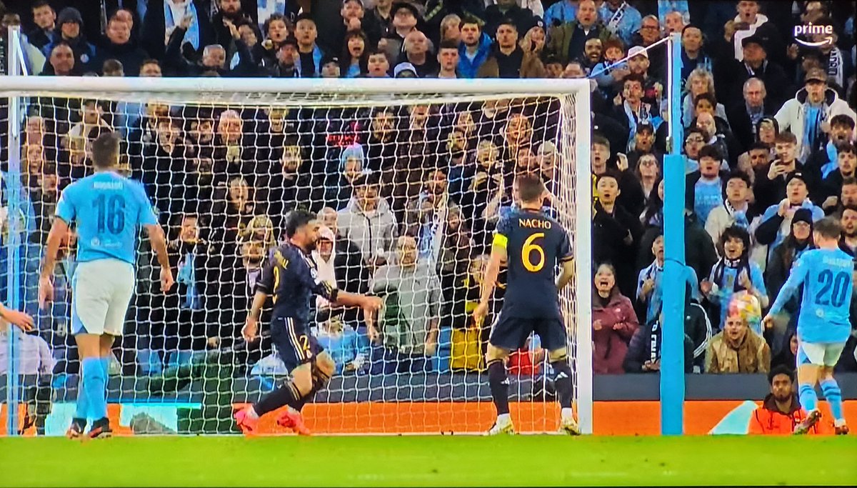 Il culo di Carletto andrebbe studiato... il tiro sbilenco di Rodrygo era finito tra le braccia di Ederson ma la respinta gli è tornata sul piede ed è stato un giochetto (neanche Gagliardini sbagliava😜) mandarla in rete. E 5 minuti dopo Bernardo Silva manda fuori a porta vuota 😱