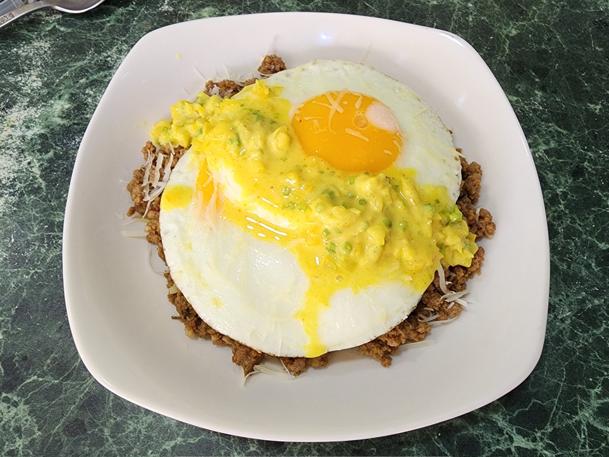 Carne Molida en esteroides, tapada con huevos fritos tapada con salsa rescatada de hace 3 platos atrás.

La carne molida lleva tocino y restos de pernil

#LowCarbChile  #keto #lchf #lchp #realfood #comidareal #diet #dieta #dietacetogenica #antiinflamatory