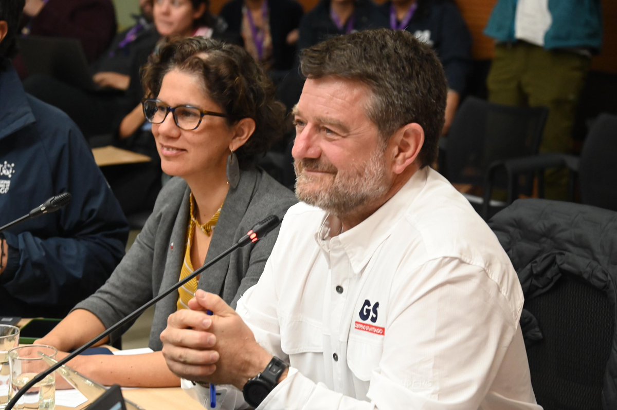 Orrego's tweet photo. ¡Día histórico para la acción climática! Aprobamos el primer plan de acción regional de acuerdo a la ley N° 21.455; financiado y liderado por el @Gob_Santiago, que constituirá nuestra ruta de navegación para combatir el #CambioClimático en nuestra región: Gestión Hídrica y de Residuos, Biodiversidad, Eficiencia Energética, Gobernanza y Fortalecimiento Institucional. A problemas globales, soluciones regionales! Vamos que se puede 👊🏻