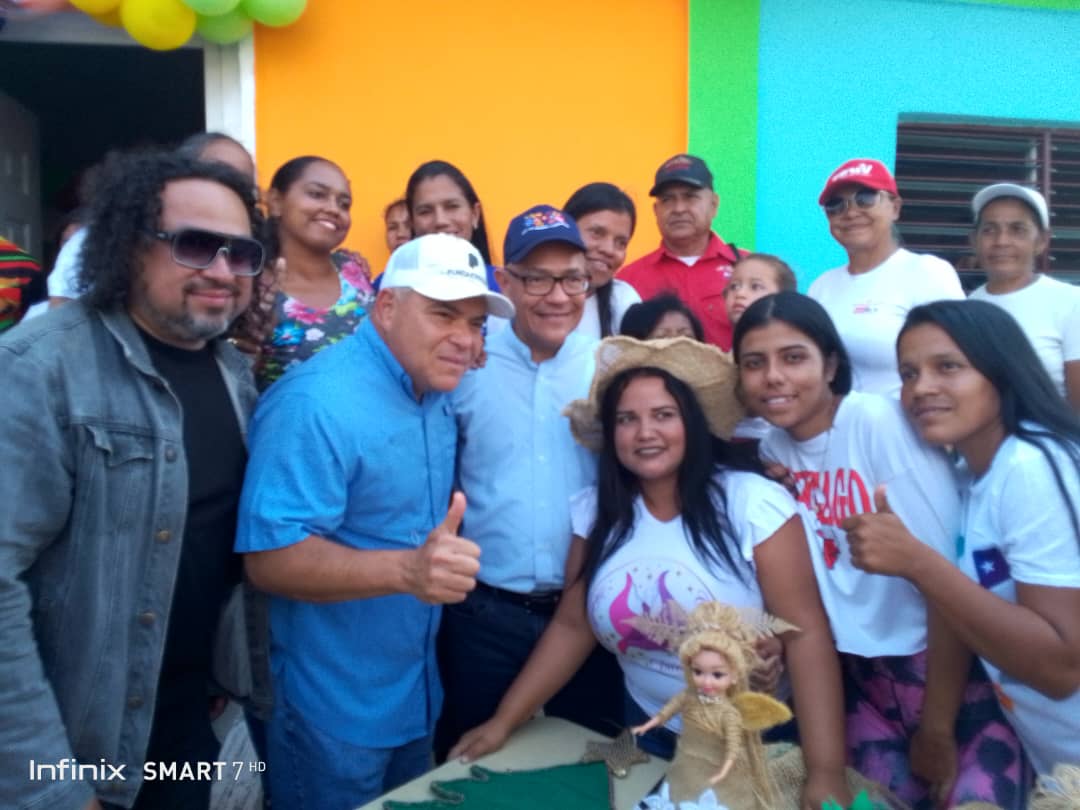 En un esfuerzo conjunto entre @AdolfoP_Oficial, el Consejo Comunal Carorita Centro y la Comuna Vencedores de Carorita, se restauró la Casa de la Cultura Arivacoa. En la reinauguración estuvo presente @VillegasPoljak, @greybp del @partidopsuv Estadal y la la comunidad organizada.