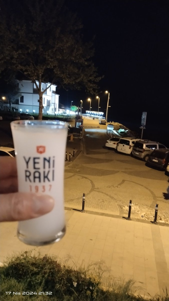 Rakı içmenin bahanesi ve zamanı olmamalı, hele Atatürk evi karşısında olursa... #Geceye ve sağlığa gelsin