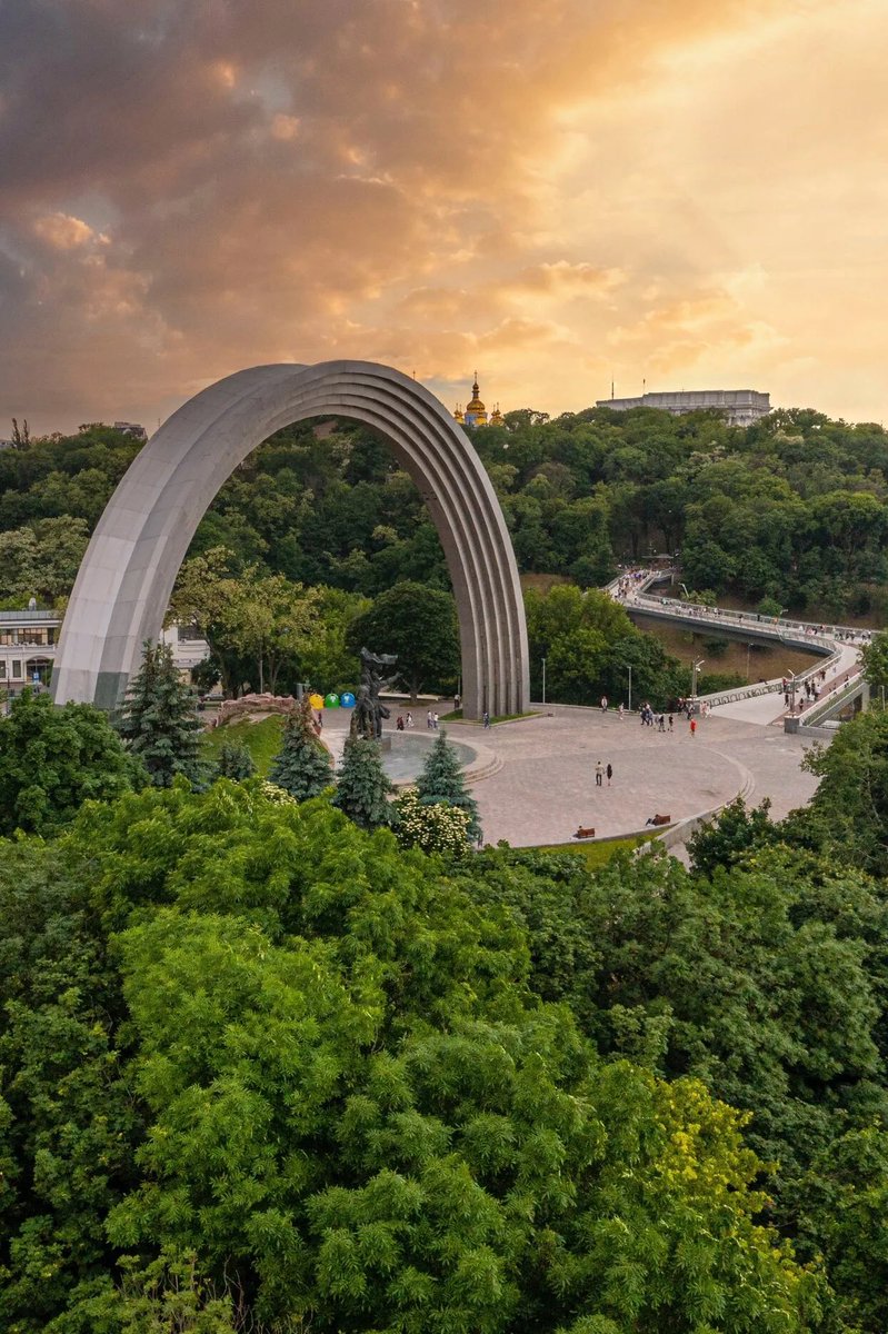⚡️@MKIPUkraine has made preparations to demolish the Peoples' Friendship Arch in Kiev «To forget a friend is sad. Not every one has a friend. And if I forget him, I may become like the grown-ups who are no longer interested in anything but figures» - Antoine de Saint-Exupéry