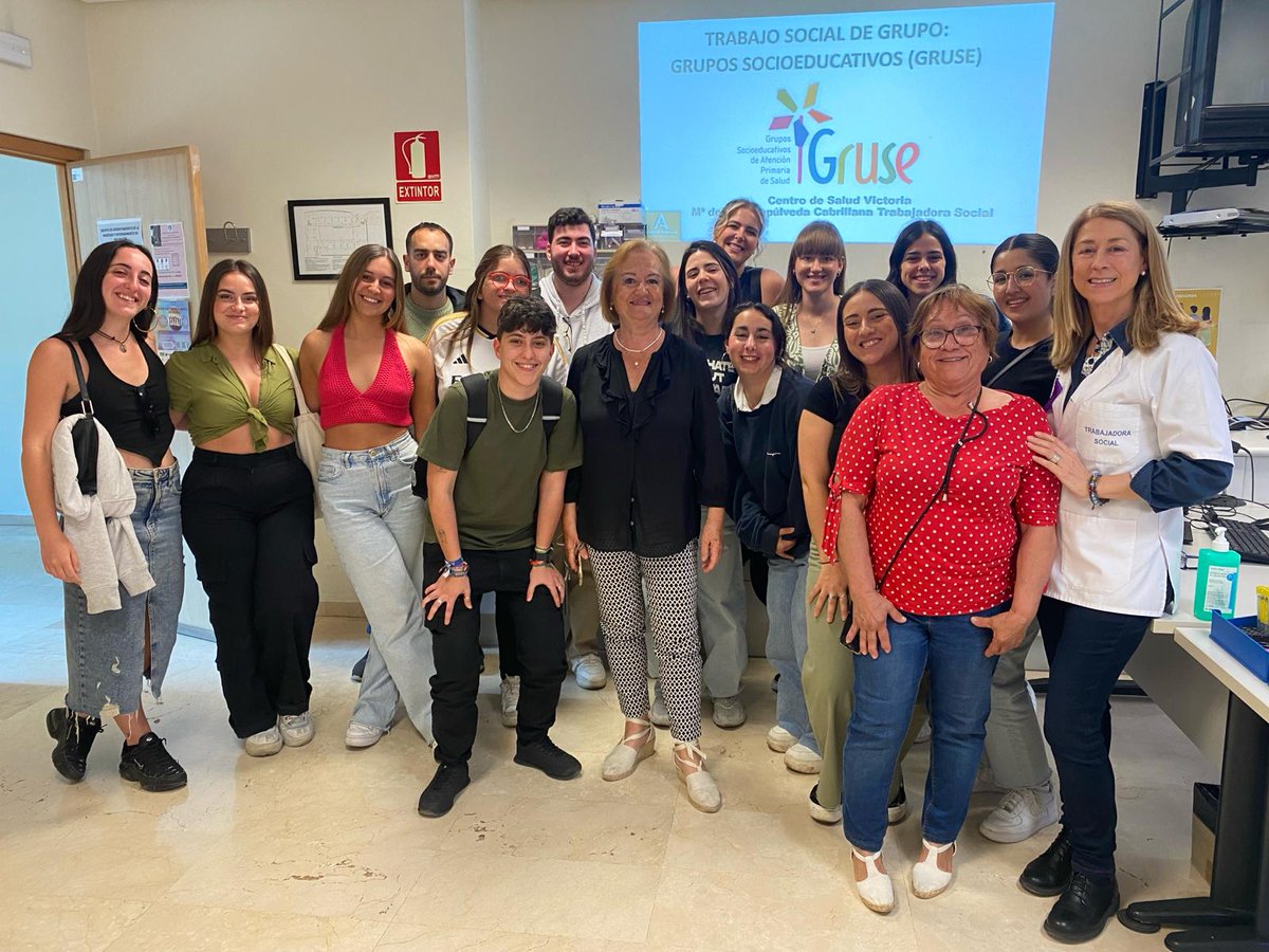 SaludVictoria's tweet photo. Nuestra T. Social M. Mar de @SaludVictoria, ha impartido una sesión sobre #GRUSE (grupo socioeducativo) a alumnos de 3 de la Facultad de Trabajo Social. Ha contado con el testimonio de varias mujeres. Fructífero y enriquecedor encuentro!! Gracias a su profesora Charo Castilla. https://t.co/Un0FsReWjm