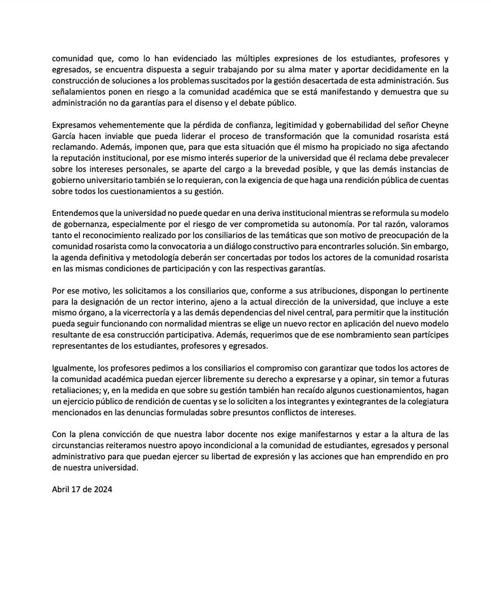 rcnradio's tweet photo. #LoÚltimo | Sigue la tensión en la Universidad del Rosario. El profesorado de la institución reiteró su pedido para que el rector Alejandro Cheyne se aparte del cargo. “Continúan sin respuesta muchos de los cuestionamientos formulados. Tampoco da respuesta sobre las críticas a su falta de orientación y criterio académico”, aseguran los docentes.