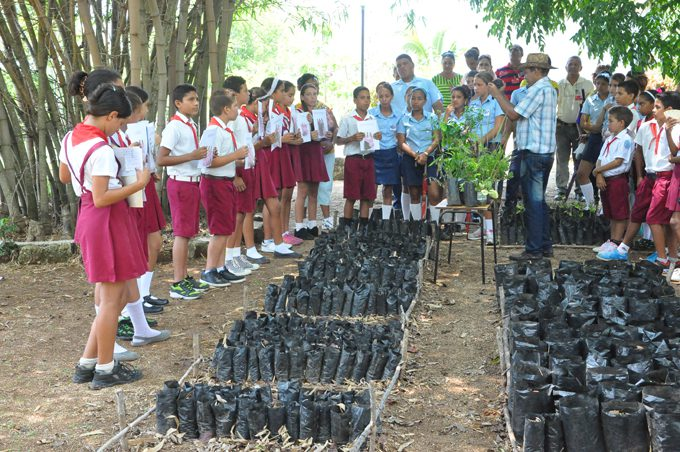 La política pública del Estado en #Cuba🇨🇺, en materia de protección ambiental, prevé  la inclusión de la sociedad en el desarrollo e implementación de instrumentos normativos.

Pone especial énfasis en programas de sensibilización y educación ambiental.

#CubanosConDerechos