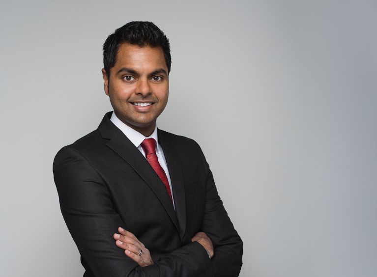RotherhamNHS_FT's tweet photo. As part of National Feet Week, we caught up with Mr Nikhil Nanavati, Consultant Orthopaedic Surgeon.

Nikhil lifts the lid on how the team's holistic, multi-disciplinary approach to care benefits our patients.🐾

Read the full interview🔗 https://t.co/HYo5Olumax https://t.co/BvLJX8xG4u