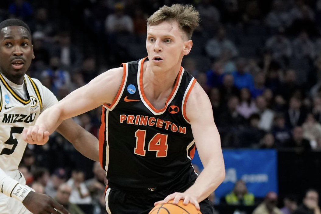 𝗖𝗢𝗠𝗠𝗜𝗧𝗧𝗘𝗗: Notre Dame lands Princeton G transfer Matt Allocco! #GoIrish ☘️ The 6’4 prospect averaged 12.7 PPG, 2.9 RPG, 3.3 AST, and shot 50.8% from the field last season. Great pickup for Micah Shrewsberry.