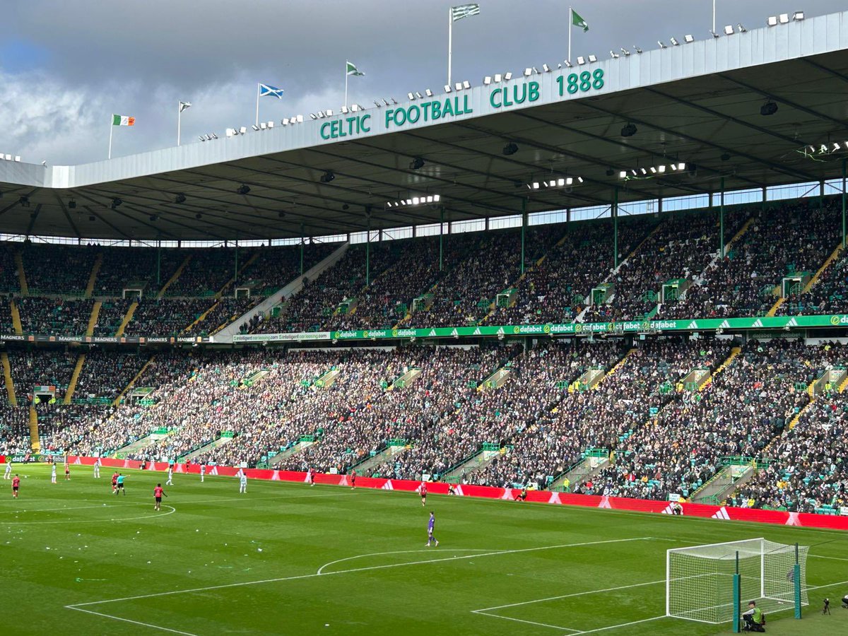 CelticSocAcad's tweet photo. 🍀🏴 Soccer Skills Academy from Kildare 🇮🇪 had a day to remember on day 2 of their #TeamTour here in Glasgow.
Their U13s got to train at Lennoxtown whilst their U14s played a friendly vs Lenzie Youth Club. Oh, and they also got to take in the match at Celtic Park!
#CelticFC https://t.co/cNsiAcwEHK