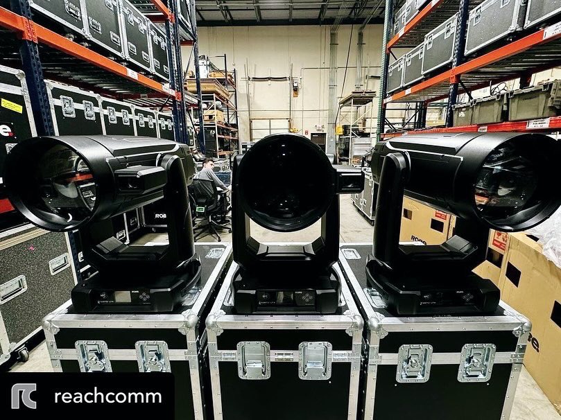 TheRobeWay's tweet photo. It’s a #WarehouseWednesday in Champlin, MN, with @Reachcomm & their new @Robelighting #iFORTE LTX FS luminaires.
#therobeway #robelighting #newrobegear #reachcomm #robeinnovation #lightinglife https://t.co/nCTz7LOYtj