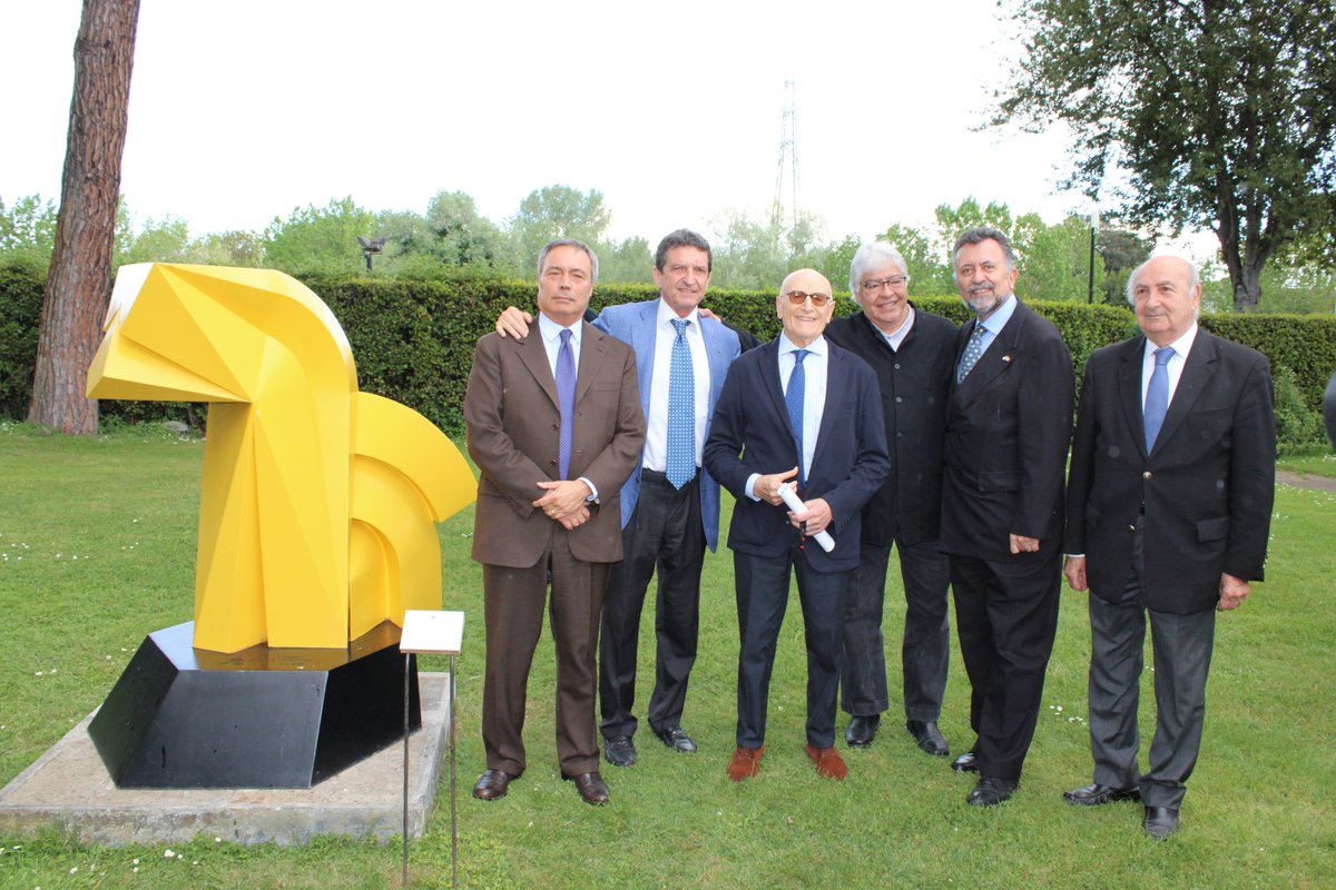 Esta mañana se develó en el “Circolo degli Esteri” de Roma la escultura “El Caballito”, del Maestro #Sebastián. La obra es réplica de la colosal estatua del artista mexicano ubicada en Paseo de la Reforma, en la #CDMX. Presente el Embajador de🇲🇽en 🇮🇹, @cgarciadealba. #150AÑOSMXIT