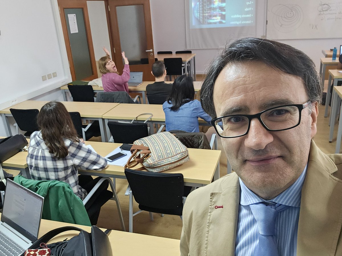 jojufe1's tweet photo. Curso de #protecciodedatos e #Investigacion @UniversidadeUSC @Dereito_USC #pfid, mucho interés y atención https://t.co/g8sIGVe6Tt