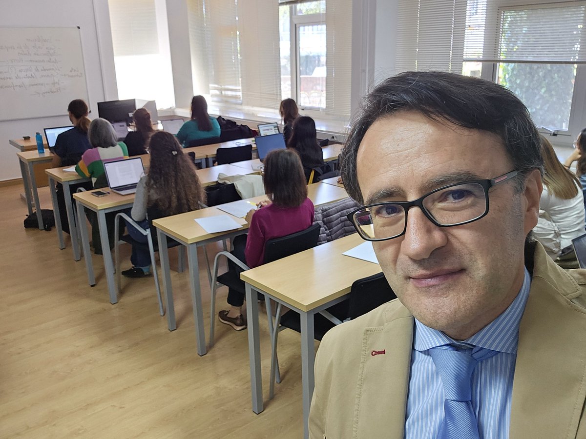 jojufe1's tweet photo. Curso de #protecciodedatos e #Investigacion @UniversidadeUSC @Dereito_USC #pfid, mucho interés y atención https://t.co/g8sIGVe6Tt